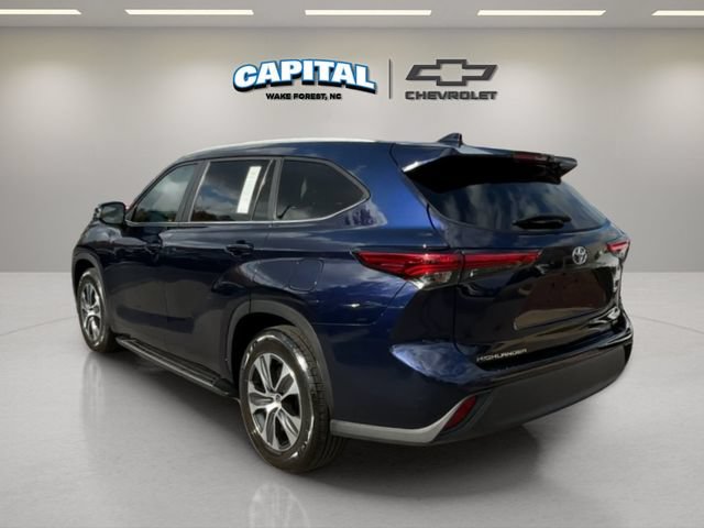 Used 2023 Toyota Highlander XLE FWD image 3
