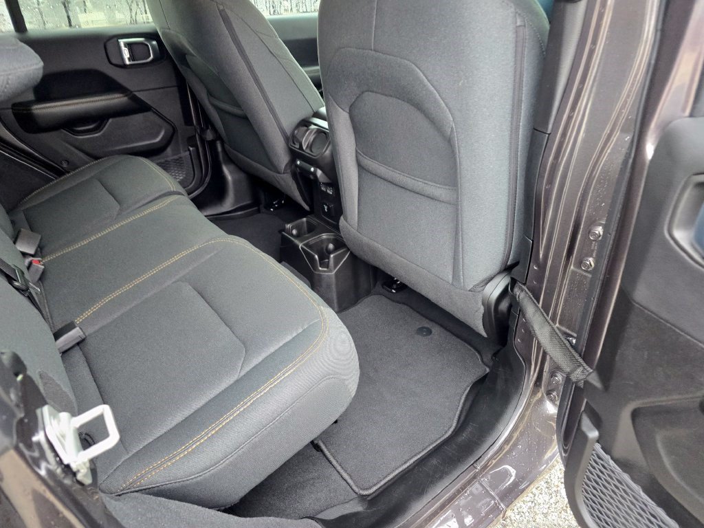 Used 2026 Jeep Wrangler Unlimited Sahara AWD/4WD image 32