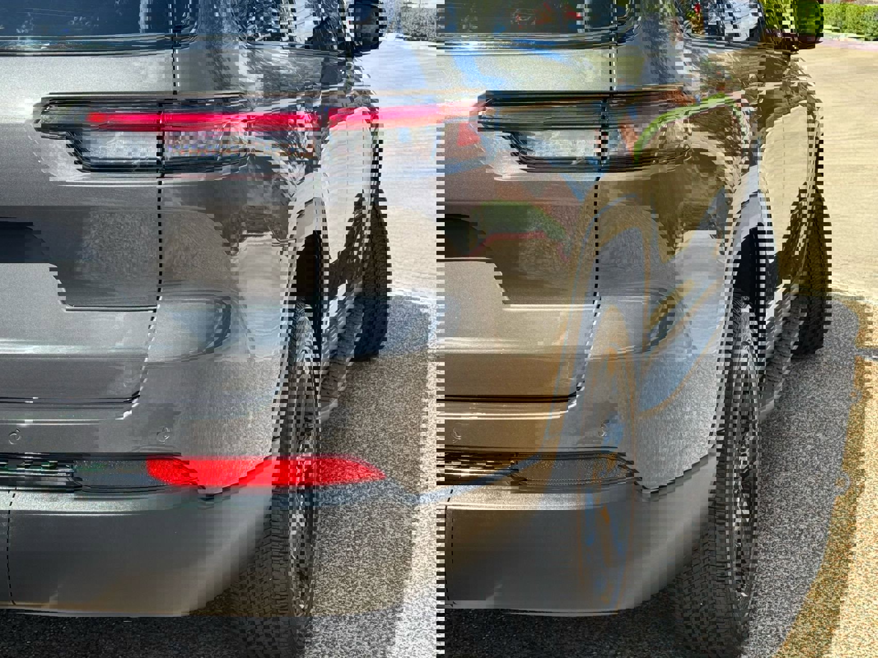 Used 2023 Jeep Grand Cherokee L Laredo image 4