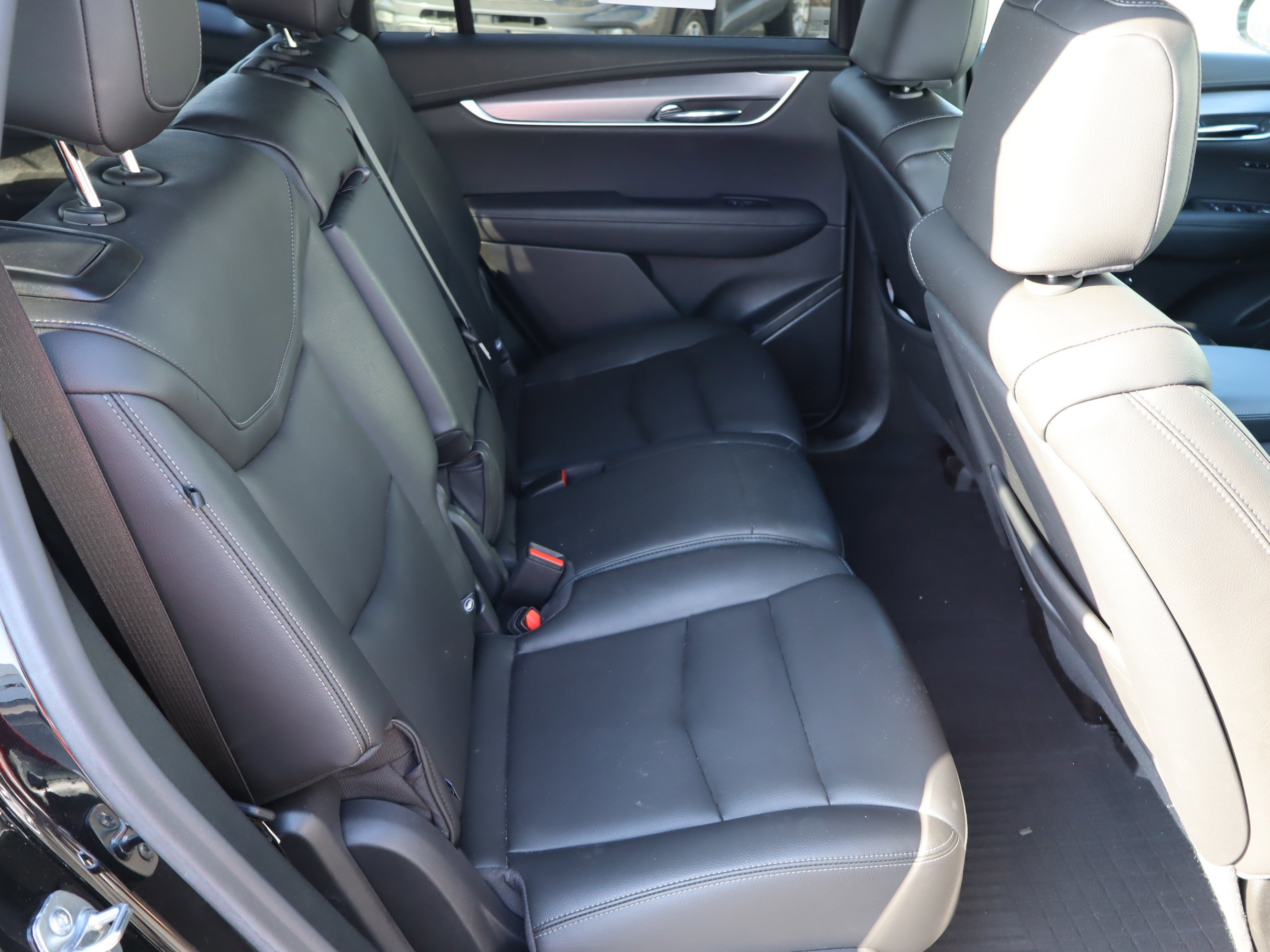 Used 2025 Cadillac XT6 Luxury image 36