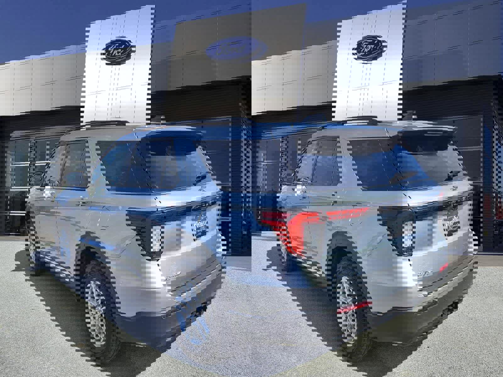 Used 2025 Ford Explorer Active image 3