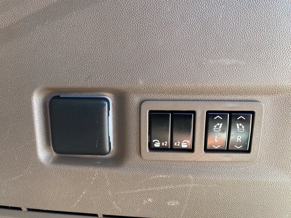 Used 2024 GMC Yukon XL Denali AWD/4WD image 5