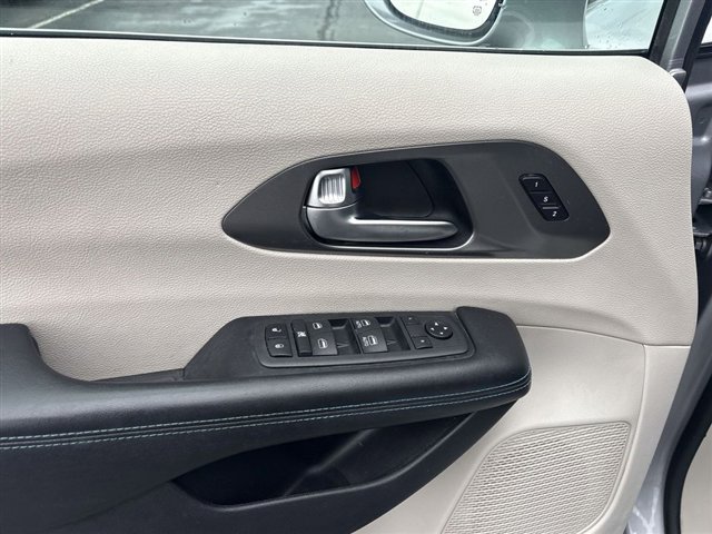 Used 2021 Chrysler Pacifica Touring-L AWD/4WD image 23