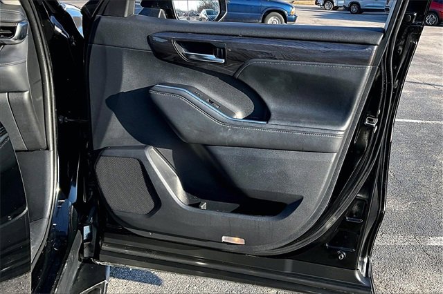Used 2021 Toyota Highlander Limited image 29