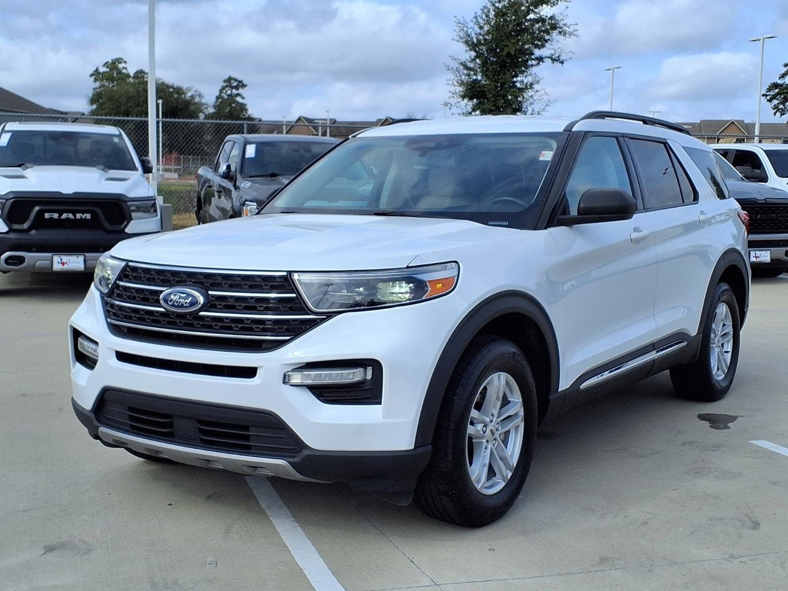 Used 2023 Ford Explorer XLT w/ Equipment Group 202A image 3