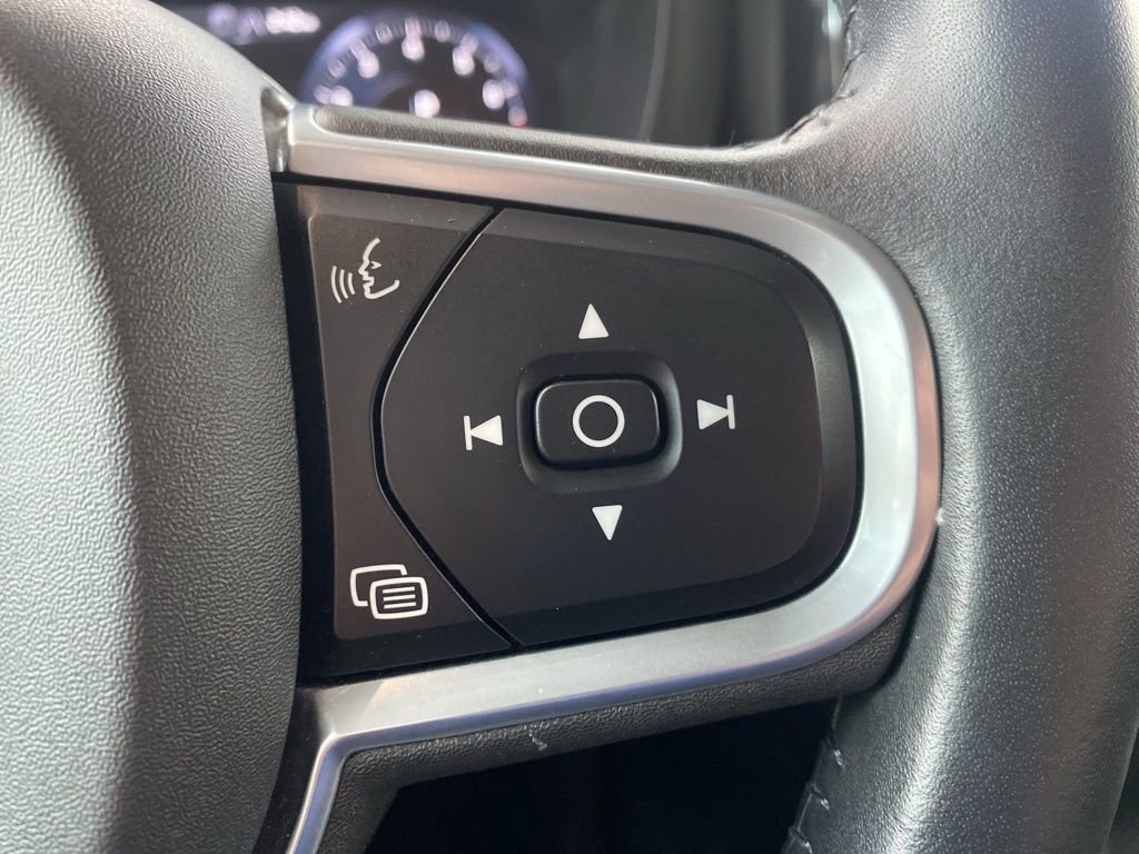 Used 2021 Volvo XC60 T6 Momentum image 23