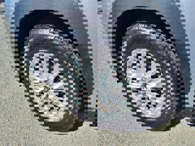 Used 2023 Toyota Corolla Cross LE image 5