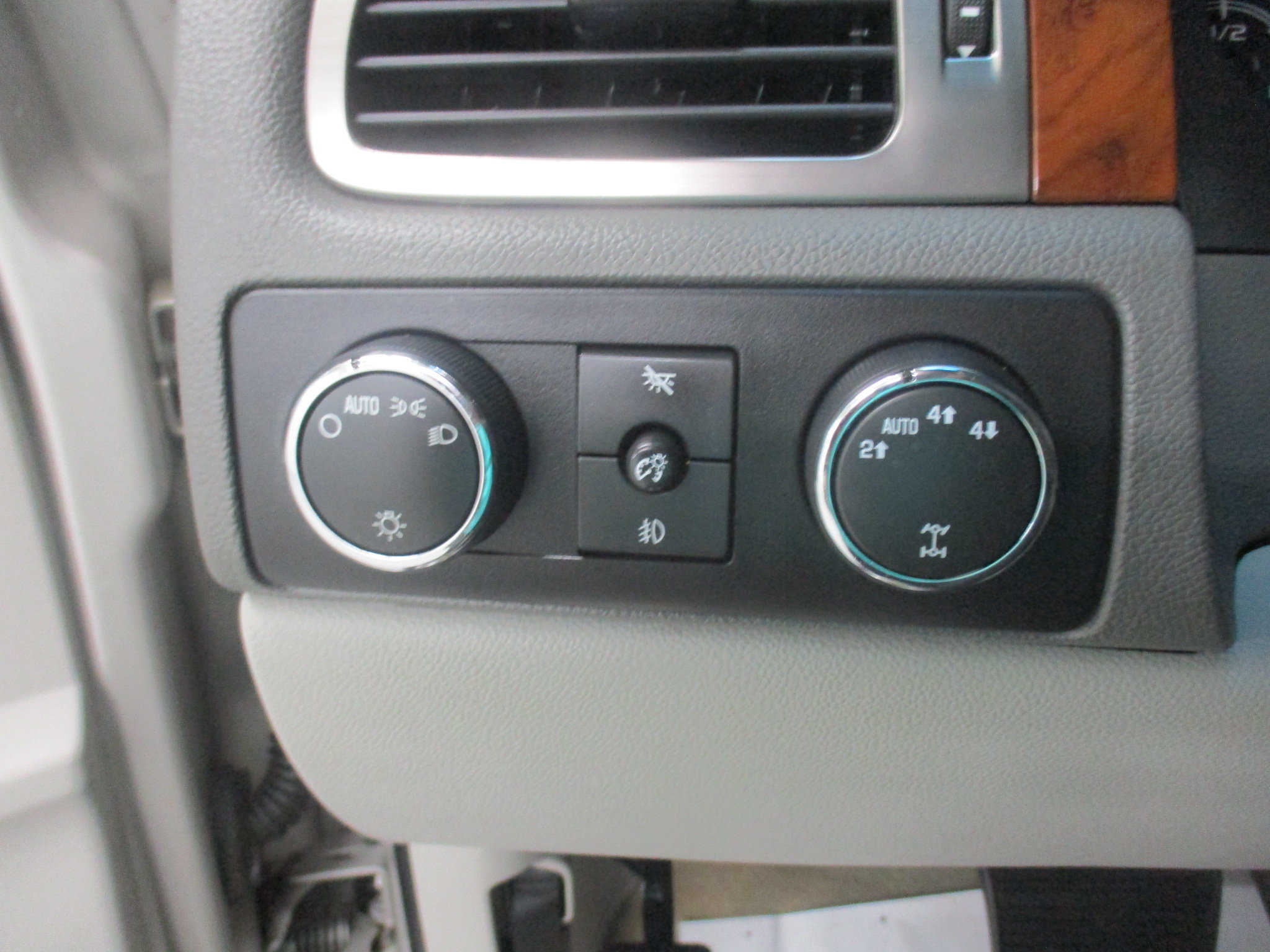 Used 2007 Chevrolet Suburban 2500 LT w/ LT Preferred Equipment Group AWD/4WD image 25
