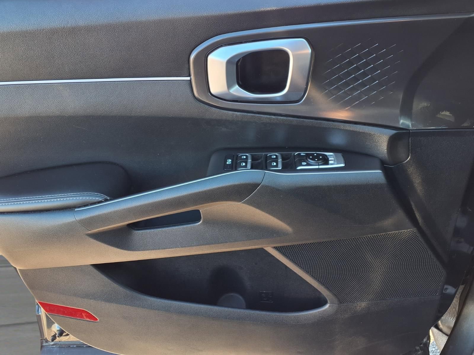 Used 2023 Kia Sorento LX image 17