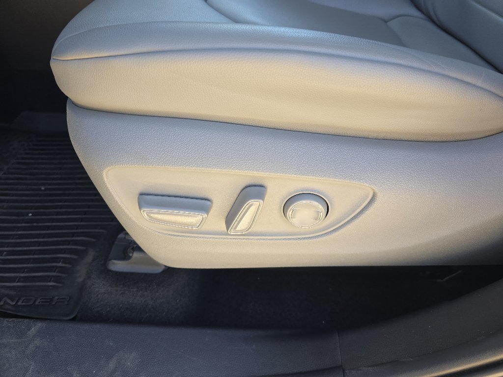 Used 2021 Toyota Highlander XLE AWD/4WD image 17