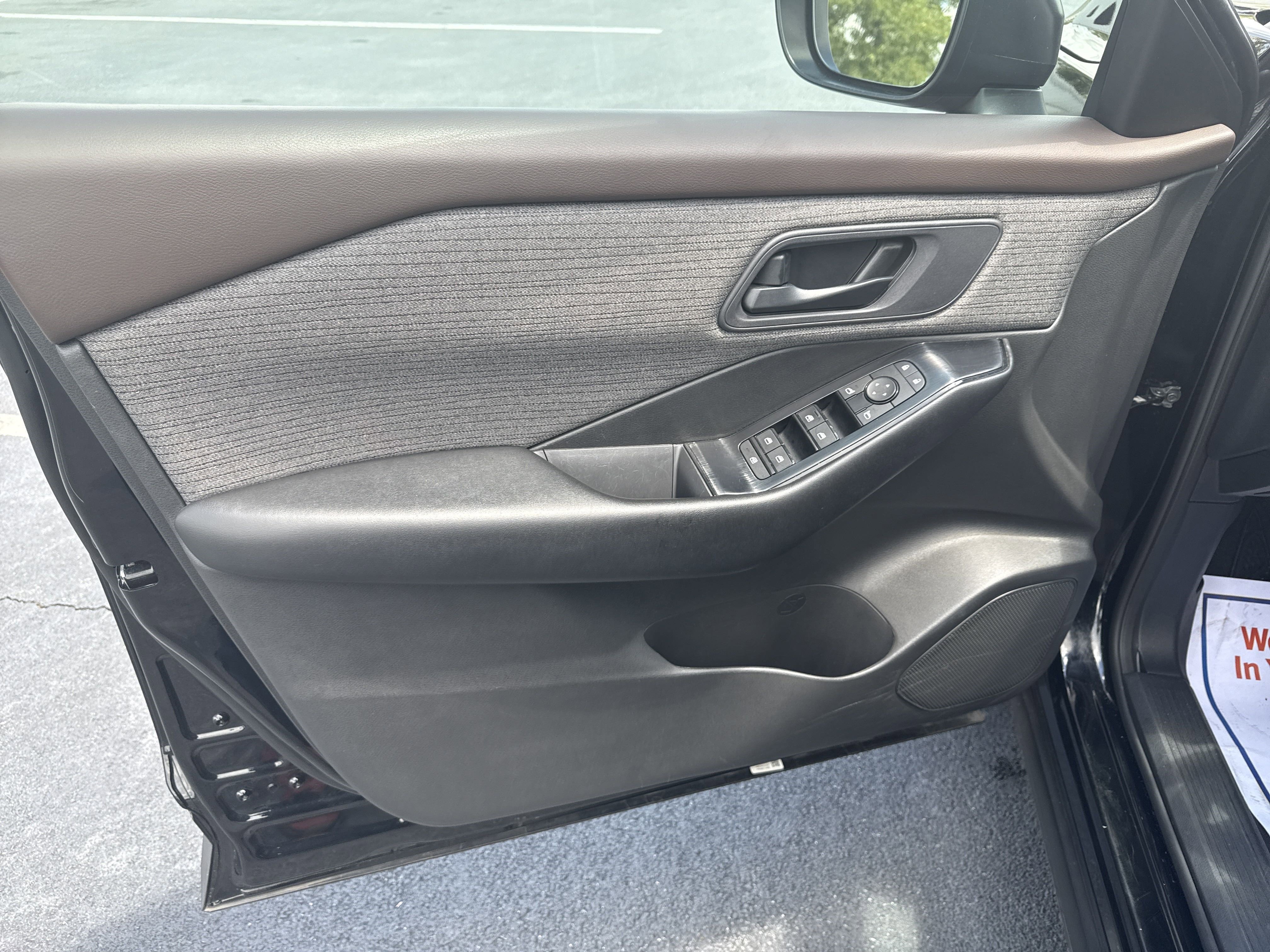 Used 2023 Nissan Rogue S image 22