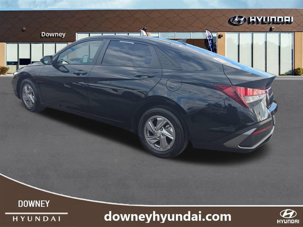 Used 2024 Hyundai Elantra SE FWD image 3