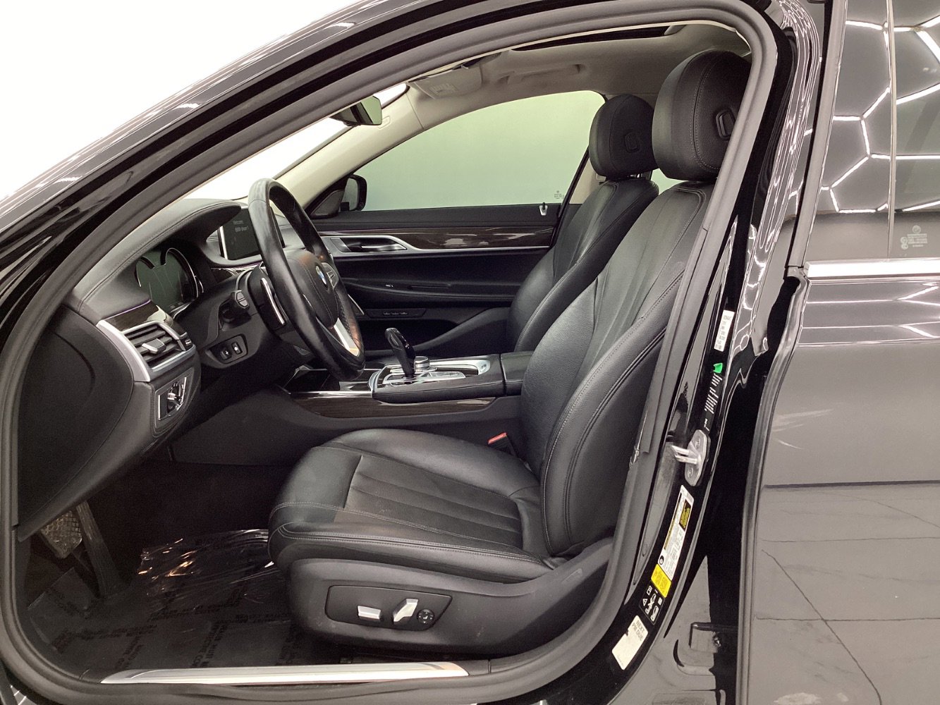 Used 2019 BMW 740i xDrive image 14