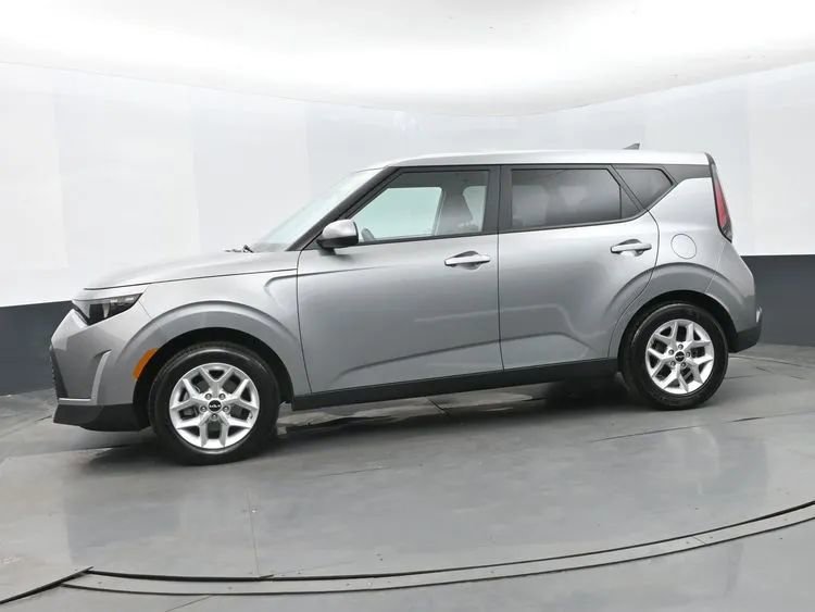 Used 2025 Kia Soul LX w/ LX Technology Package FWD image 5