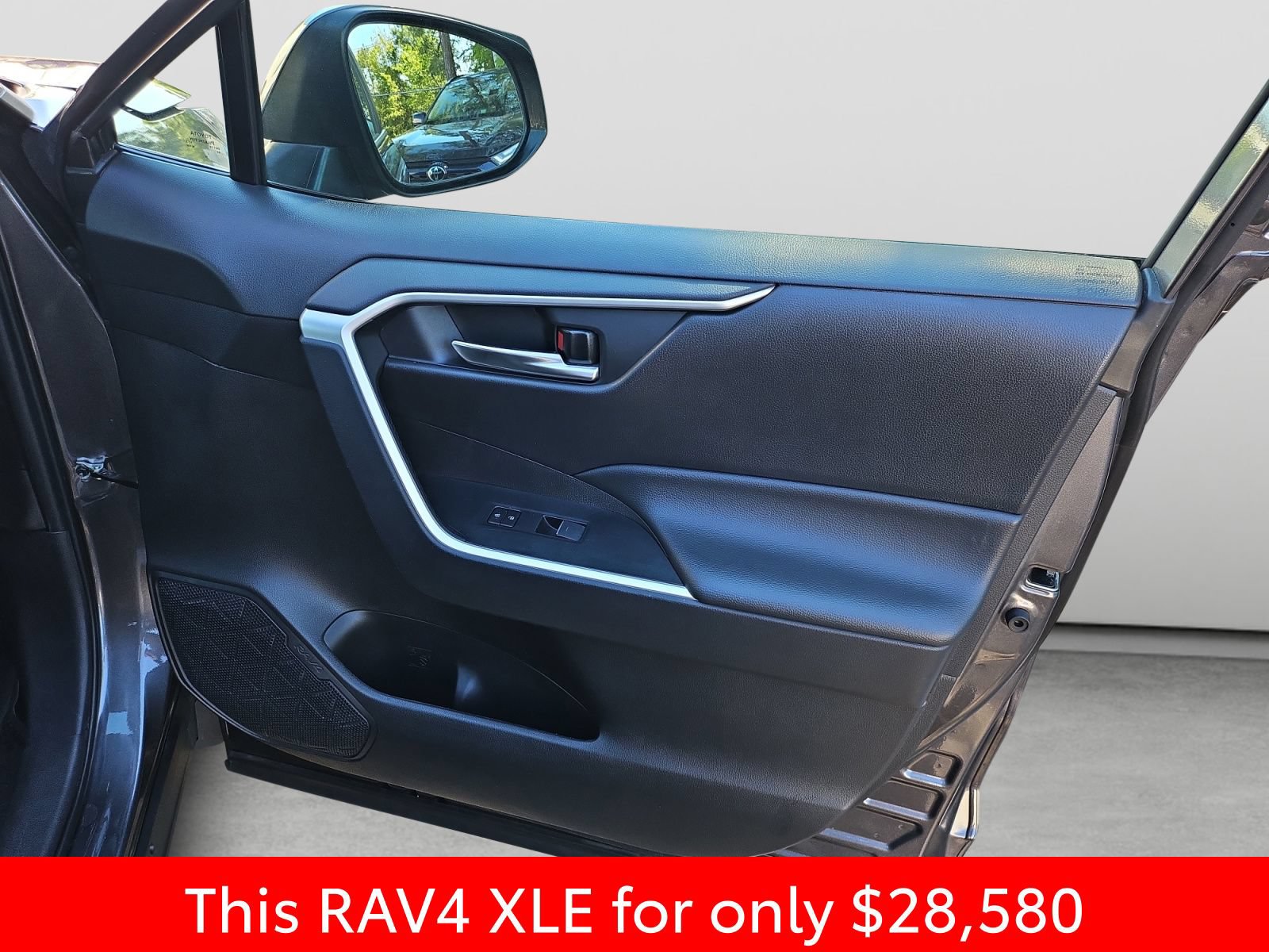 Used 2024 Toyota RAV4 XLE FWD image 36