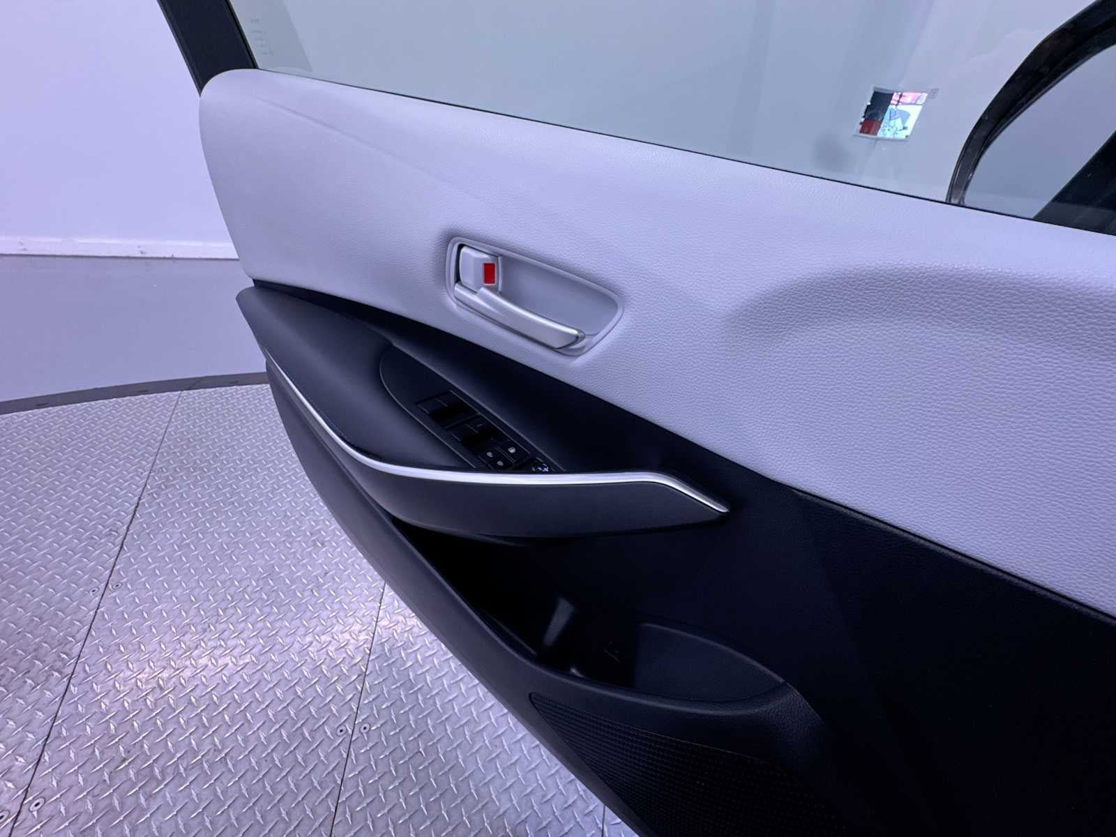 Used 2022 Toyota Corolla SE FWD image 31