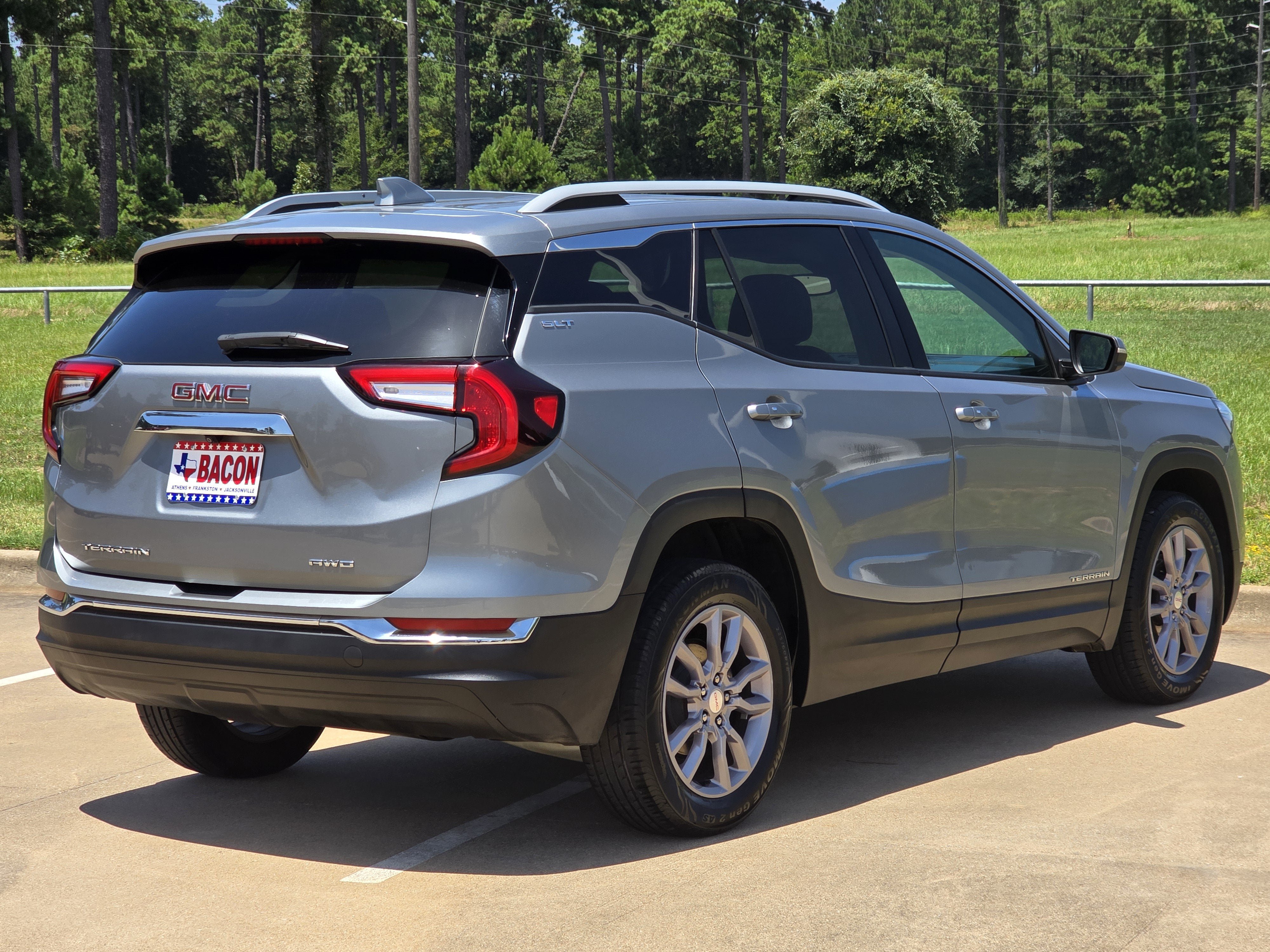 Used 2024 GMC Terrain SLT AWD/4WD image 4