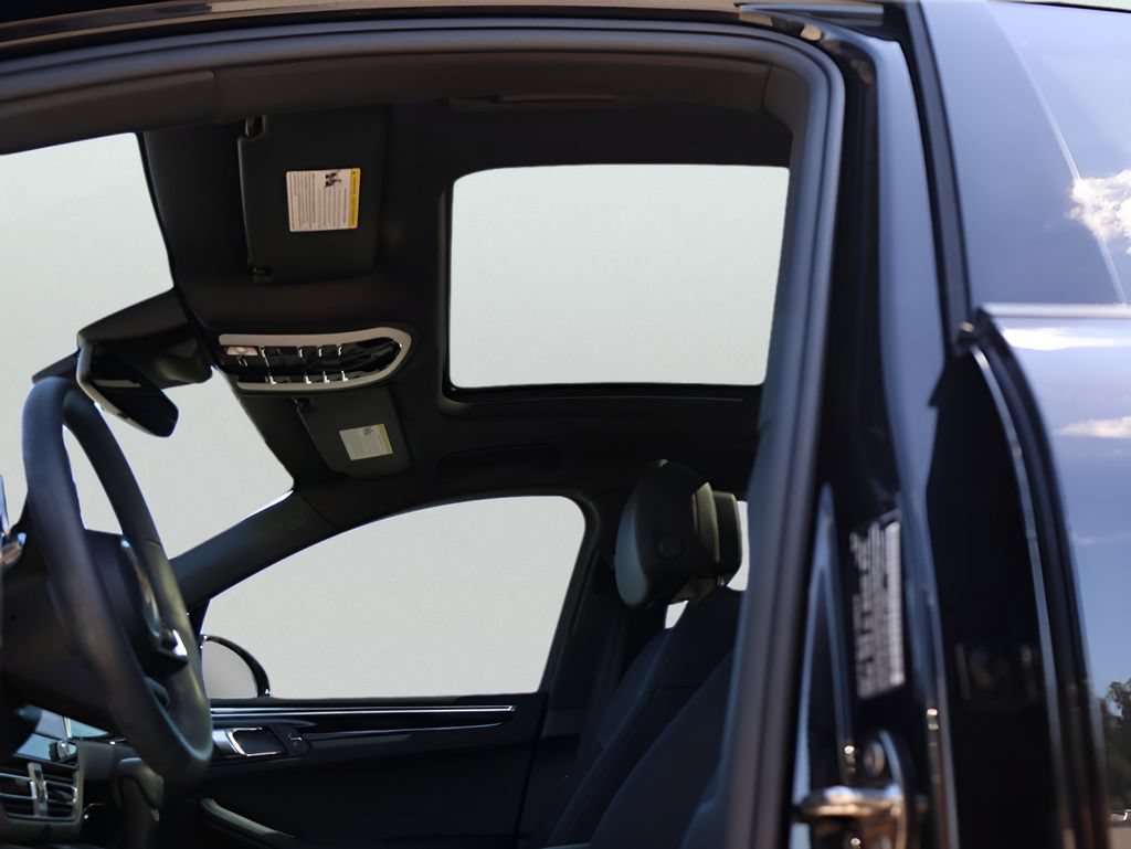 Certified 2025 Porsche Macan AWD/4WD image 36