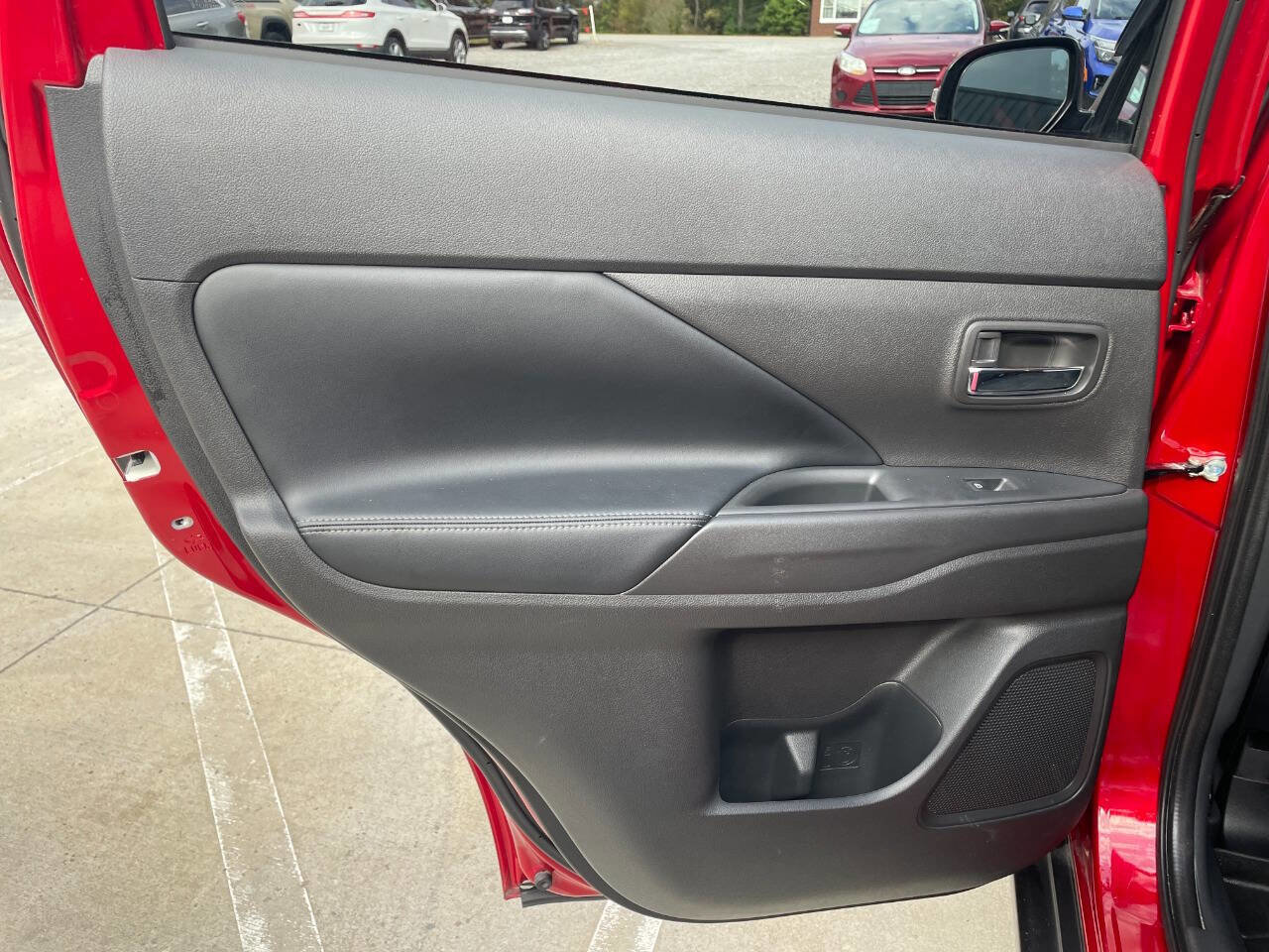 Used 2020 Mitsubishi Outlander SE image 25