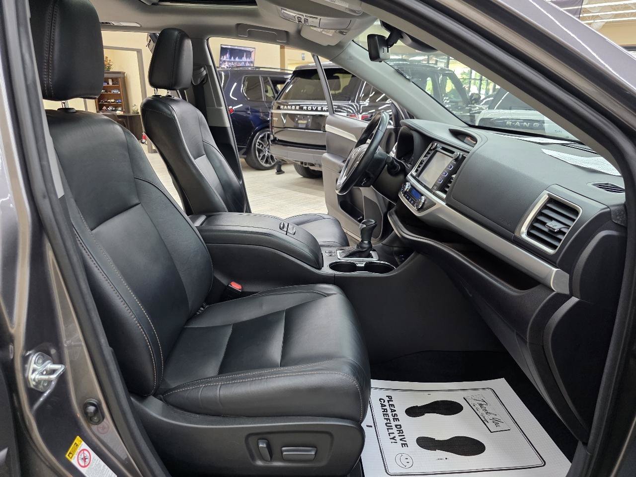 Used 2017 Toyota Highlander SE FWD image 22