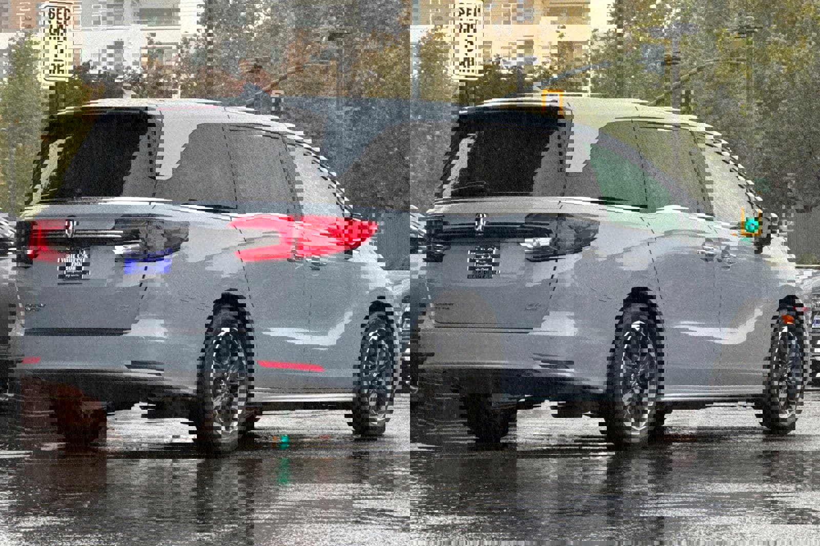 Used 2024 Honda Odyssey Elite image 4