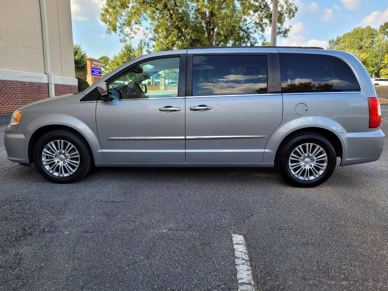 Used 2014 Chrysler Town & Country Touring-L w/ Driver Convenience Group image 21