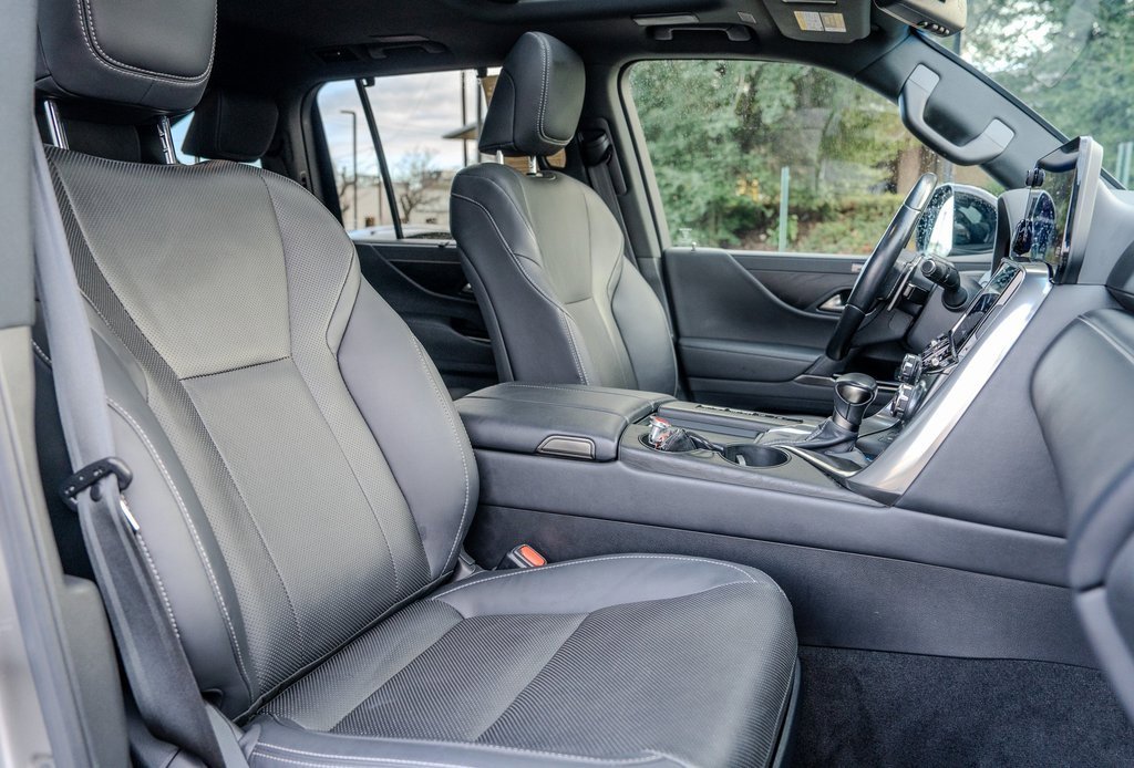 Used 2023 Lexus LX 600 4WD w/ Luxury Package image 23