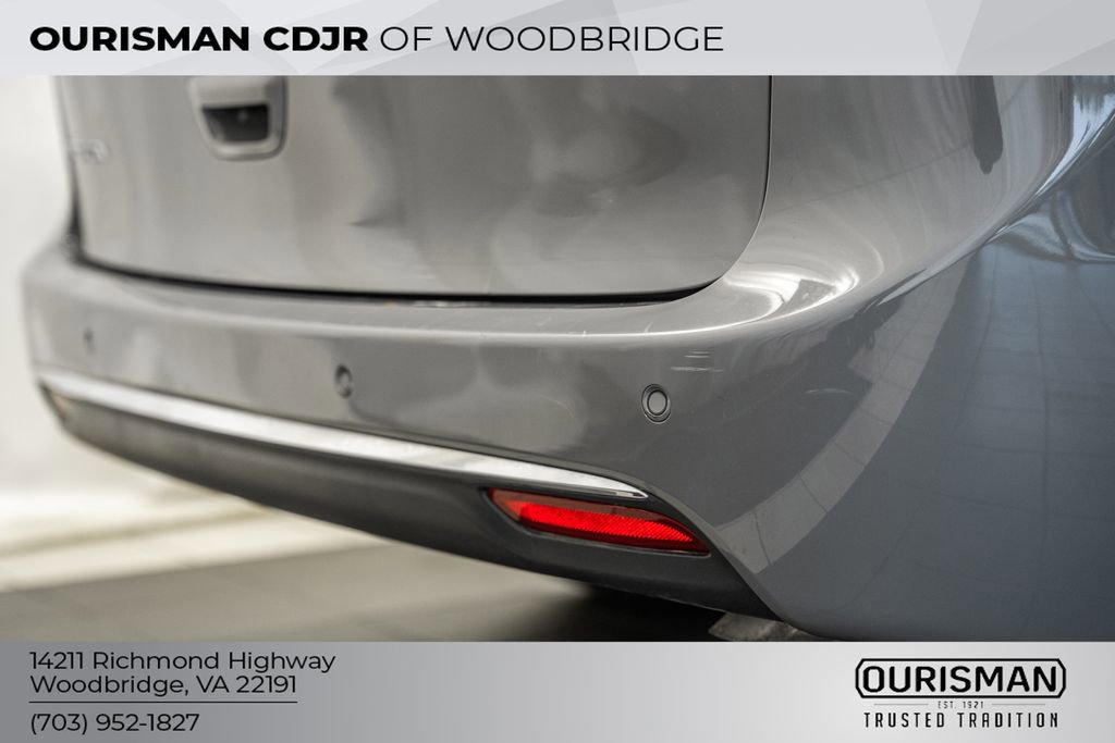 Used 2025 Chrysler Pacifica Select image 7