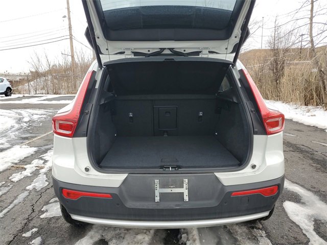 Used 2025 Volvo XC40 B5 Core image 25