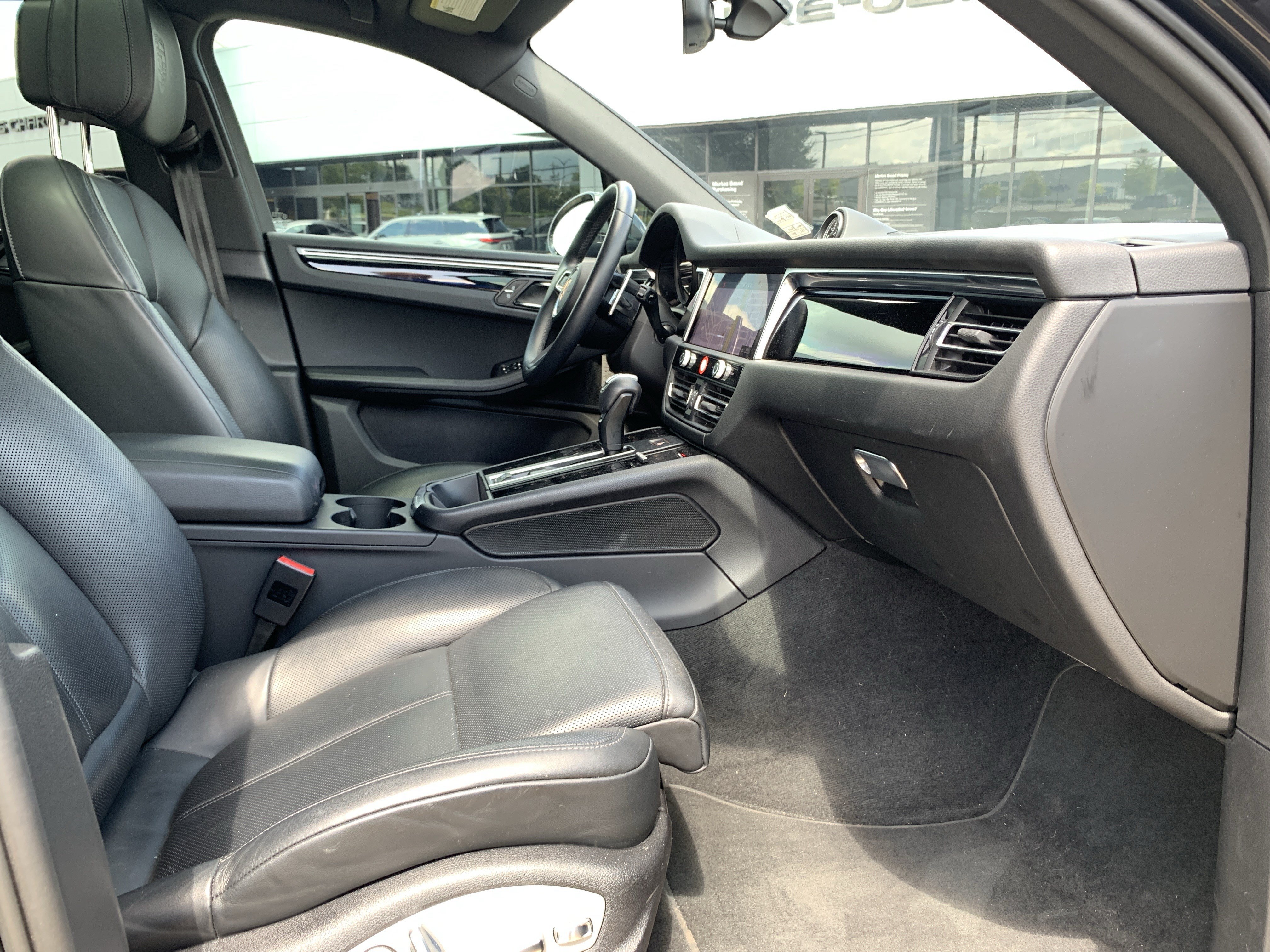 Used 2024 Porsche Macan AWD/4WD image 35