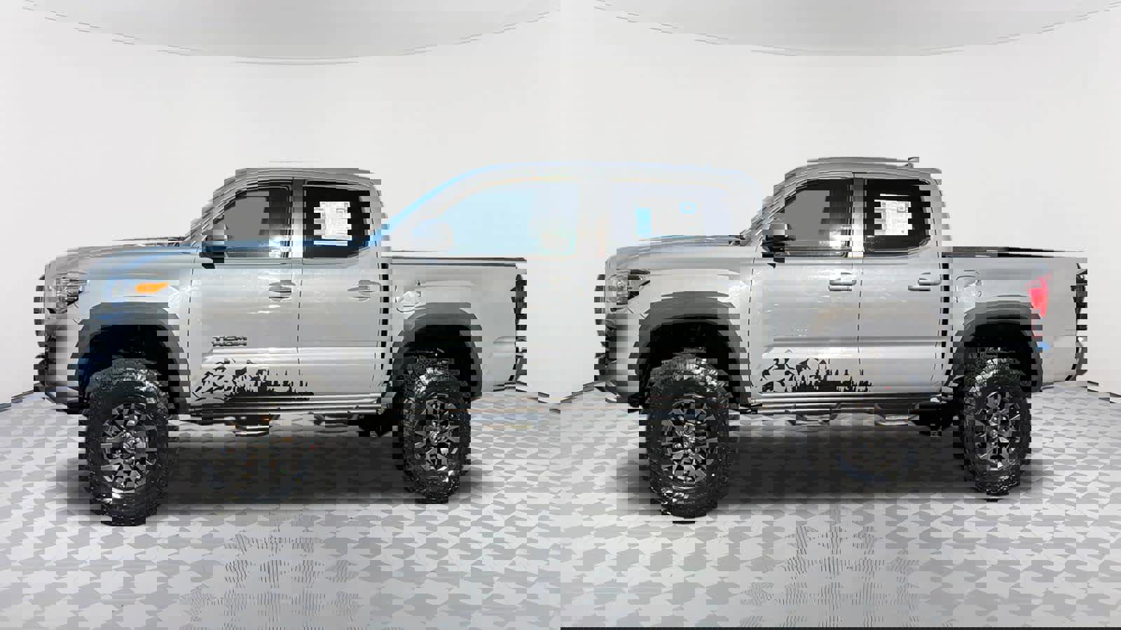 Used 2020 Toyota Tacoma SR5 RWD image 8