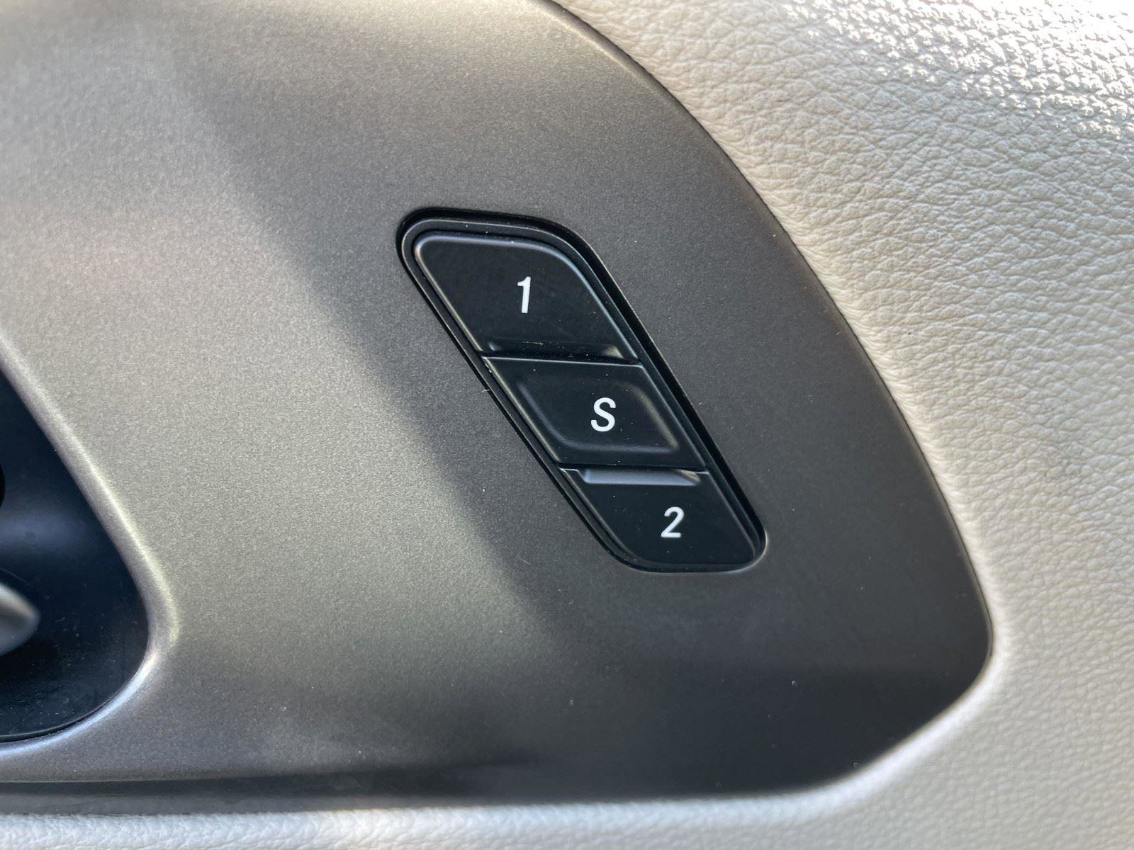 Used 2023 Chrysler Pacifica Touring-L image 35