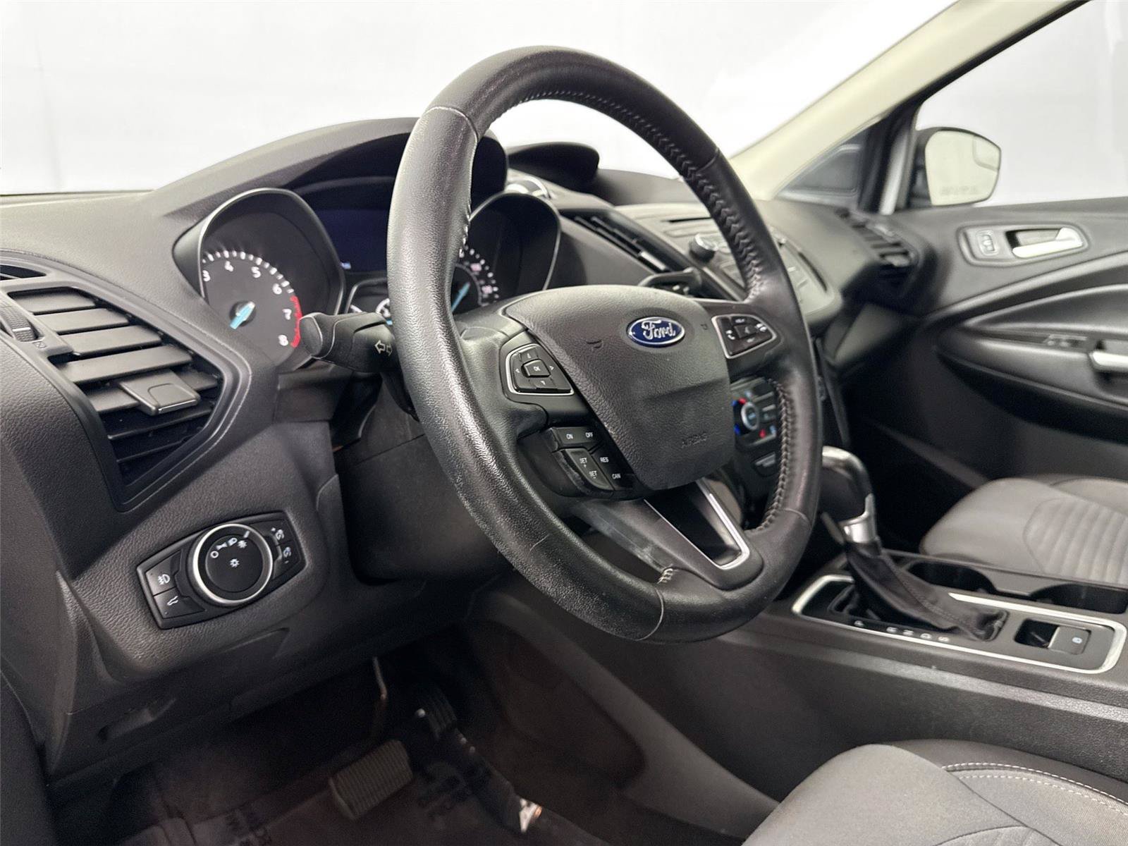 Used 2018 Ford Escape SE w/ SE Sport Appearance Package FWD image 4