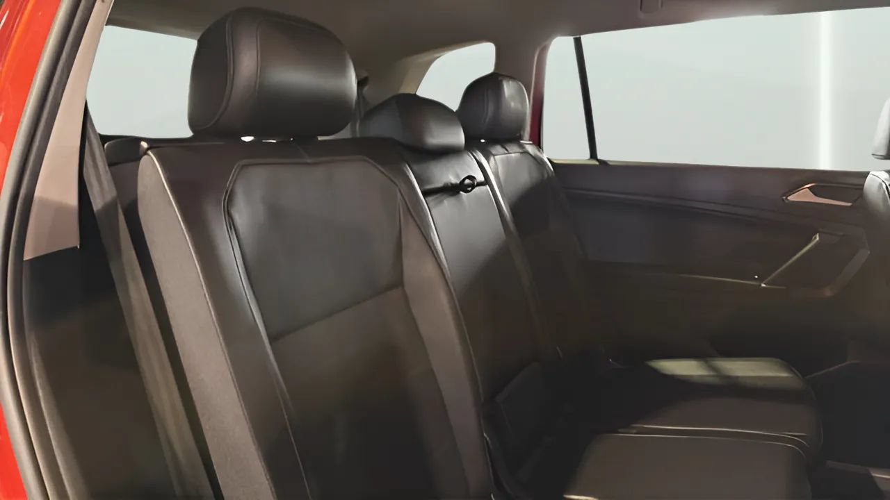 Used 2018 Volkswagen Tiguan SEL FWD image 23