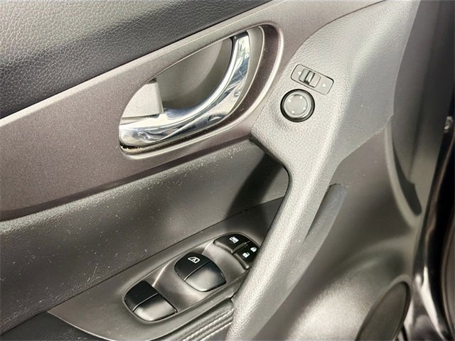 Used 2016 Nissan Rogue SV image 16