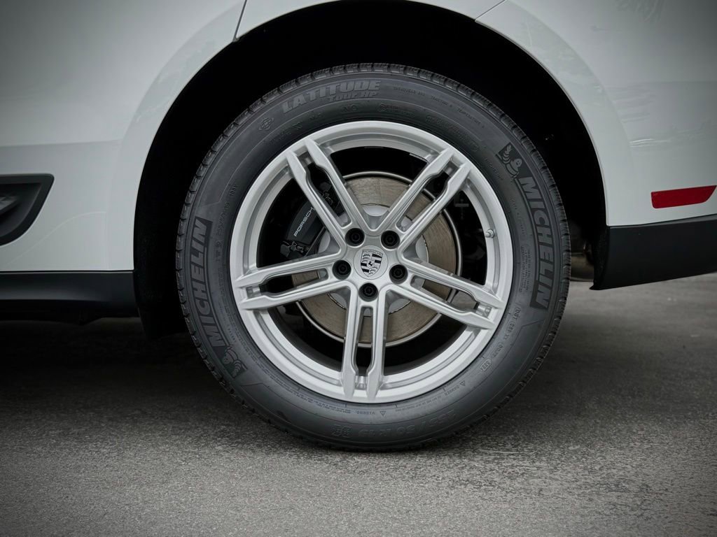 Certified 2025 Porsche Macan image 16