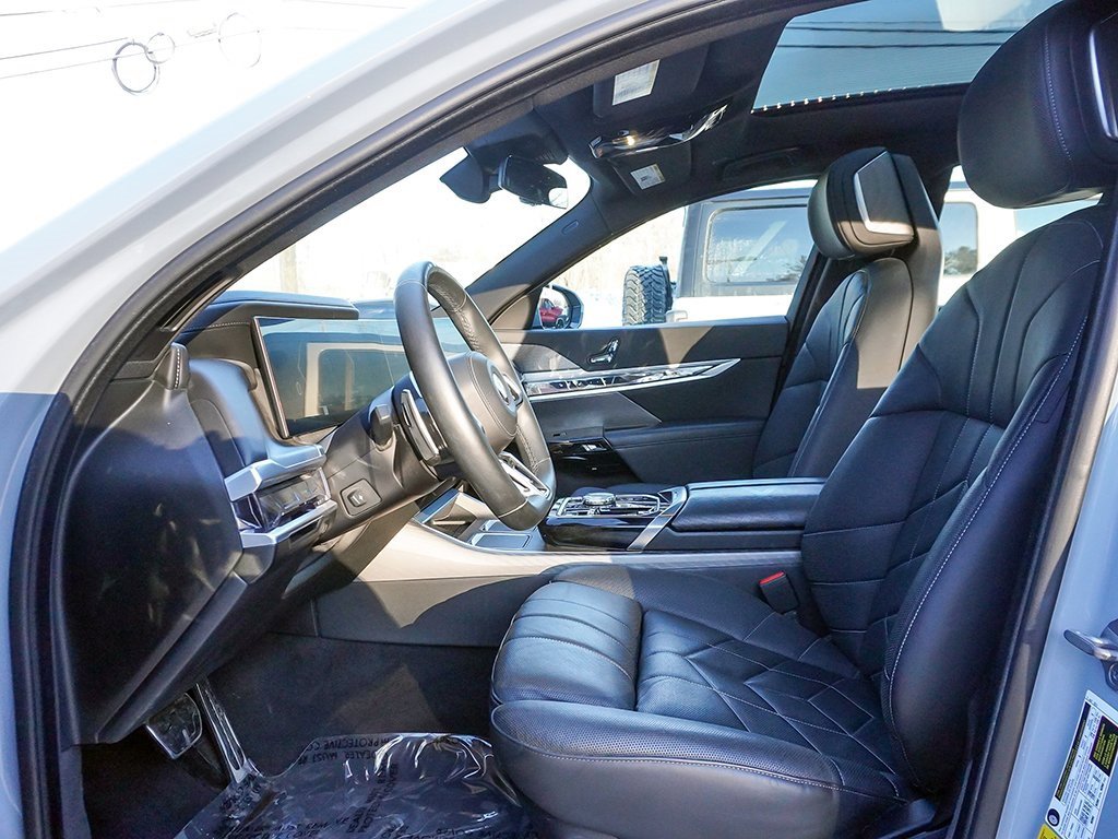 Used 2023 BMW 760i xDrive w/ Parking Assistance Package image 40
