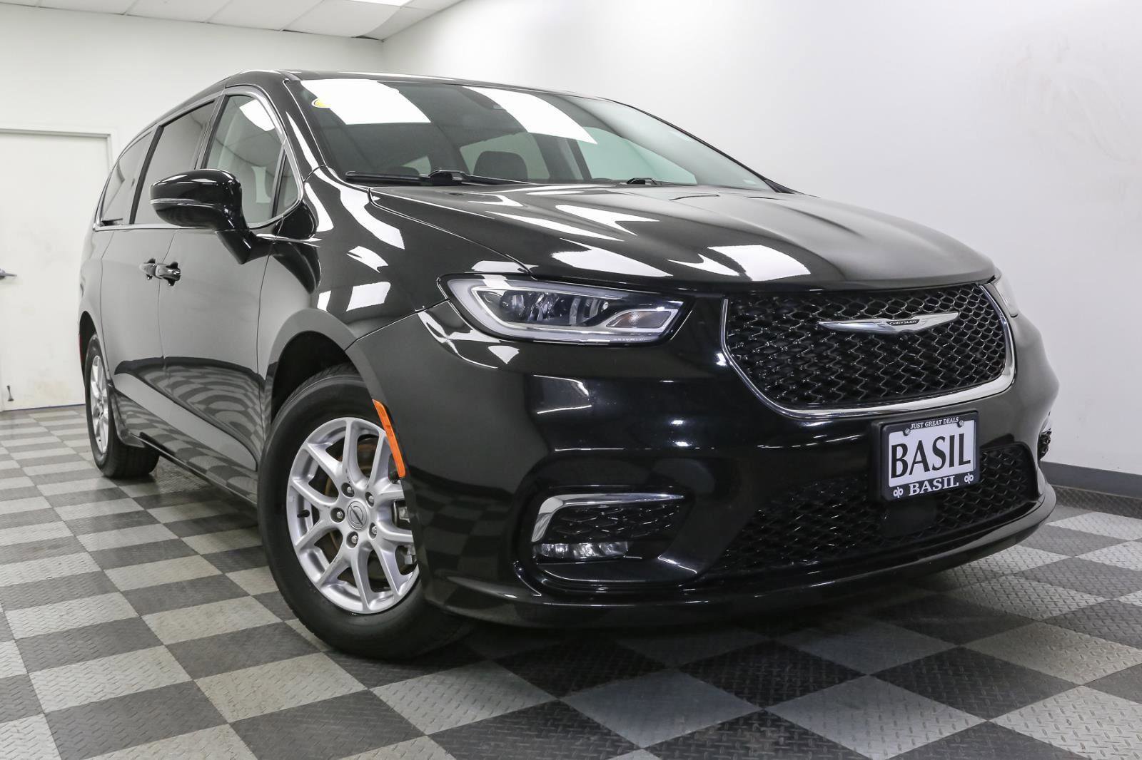 Used 2024 Chrysler Pacifica Touring-L image 2