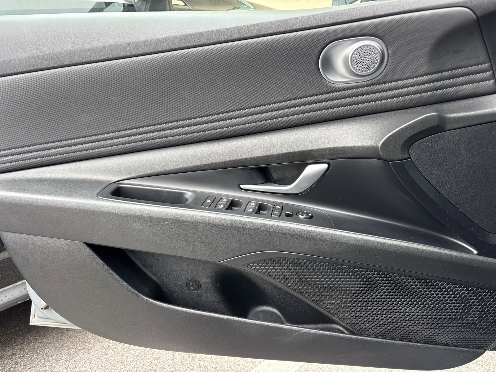 Used 2023 Hyundai Elantra SEL w/ Convenience Package image 3