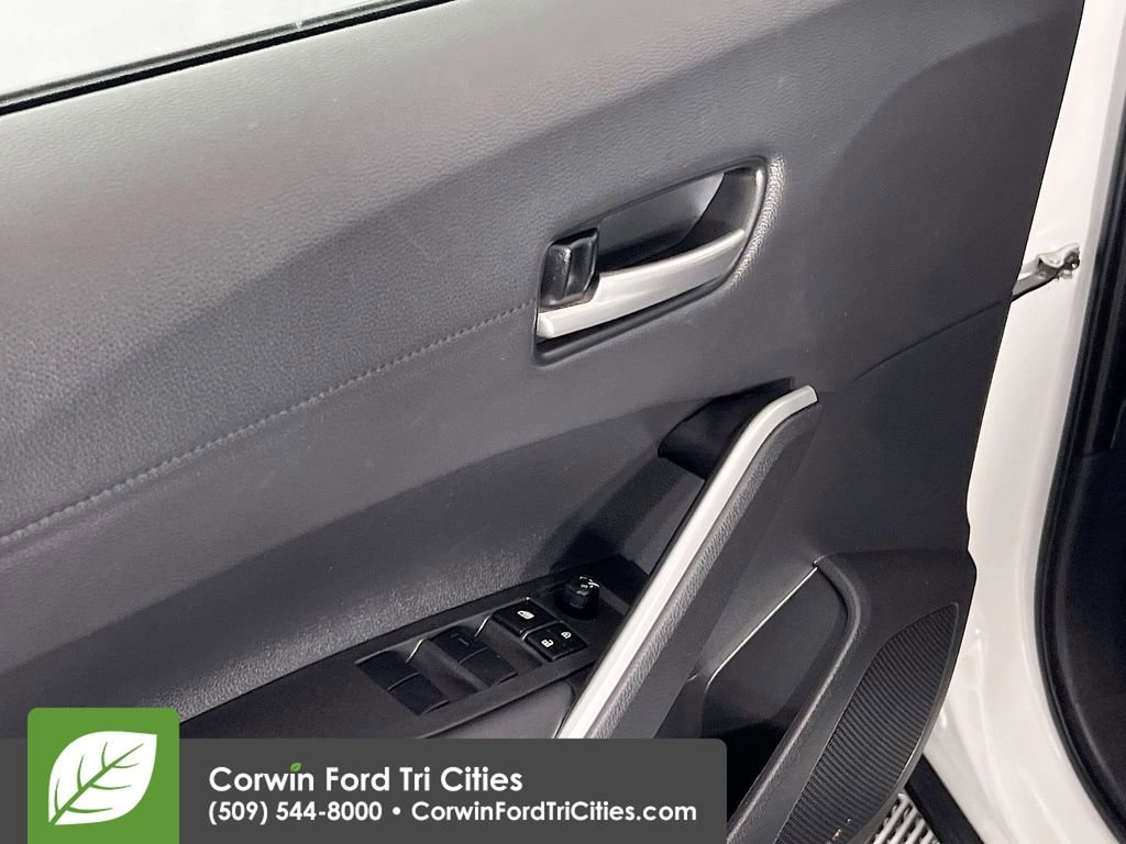 Used 2023 Toyota Corolla Cross XLE image 12