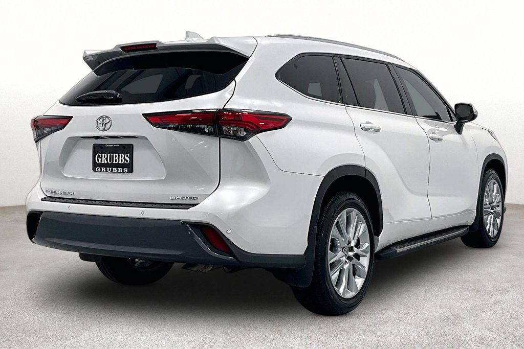 Used 2023 Toyota Highlander Limited FWD image 2