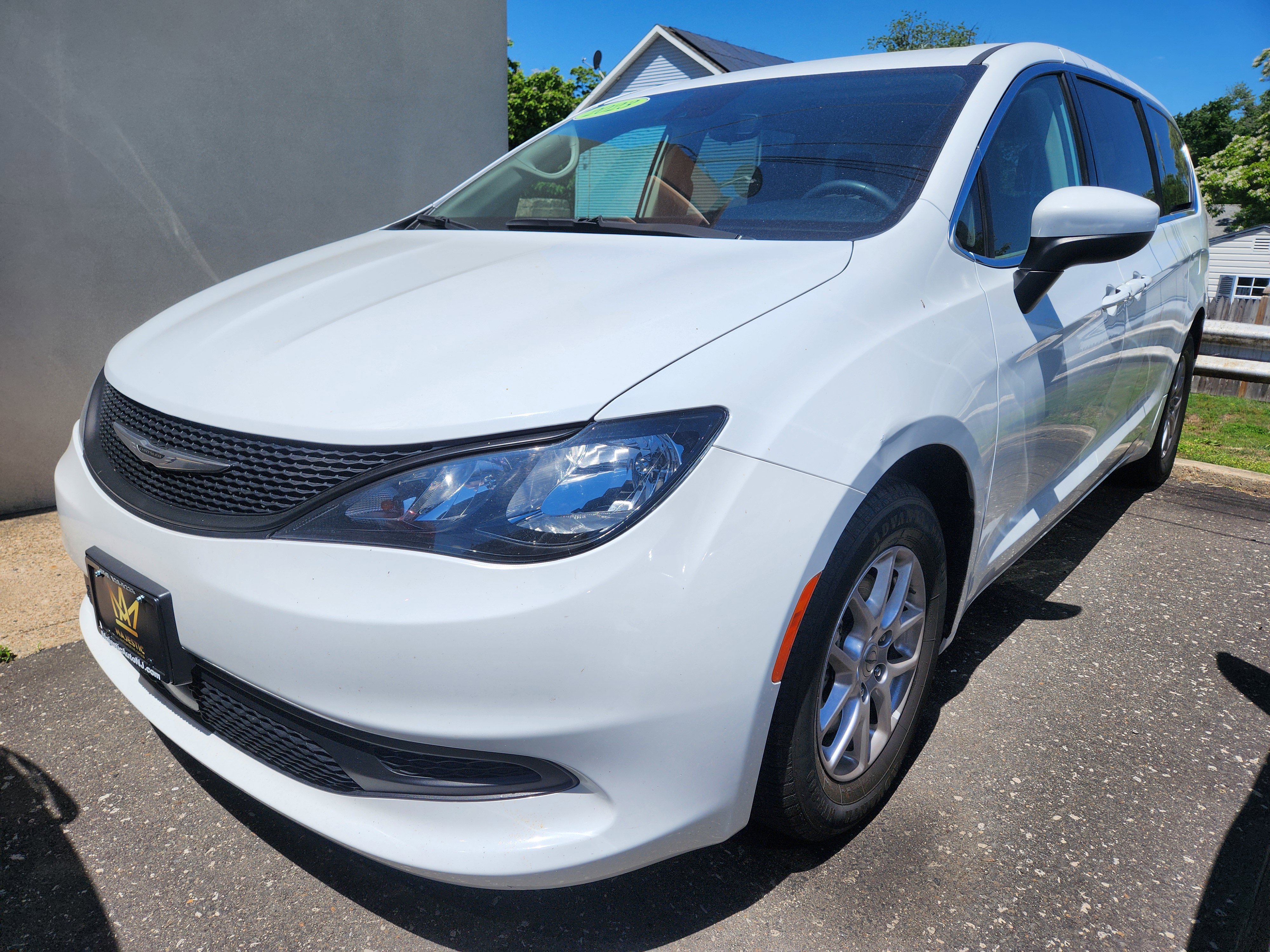 Used 2023 Chrysler Voyager LX FWD image 1