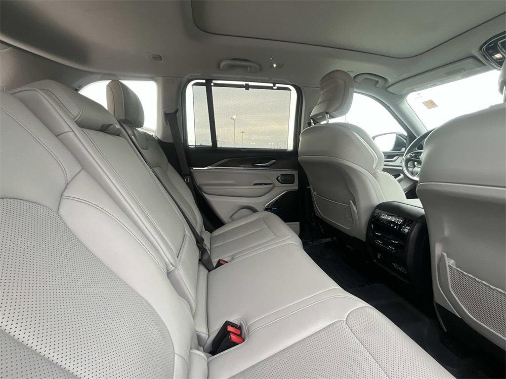 Used 2022 Jeep Grand Cherokee Overland w/ Luxury Tech Group IV image 16