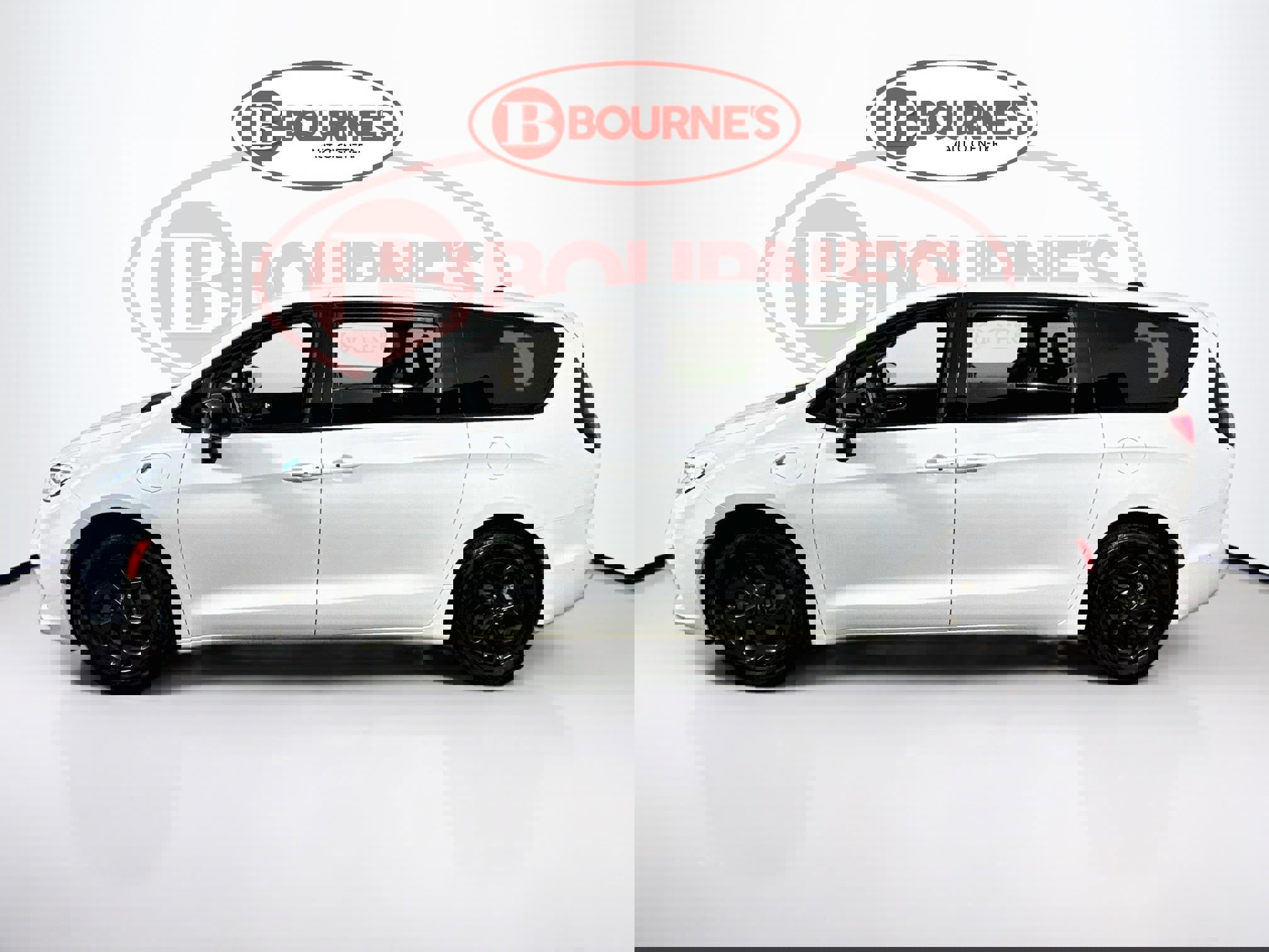 Used 2023 Chrysler Pacifica Limited w/ Uconnect Theater Family Group FWD image 7