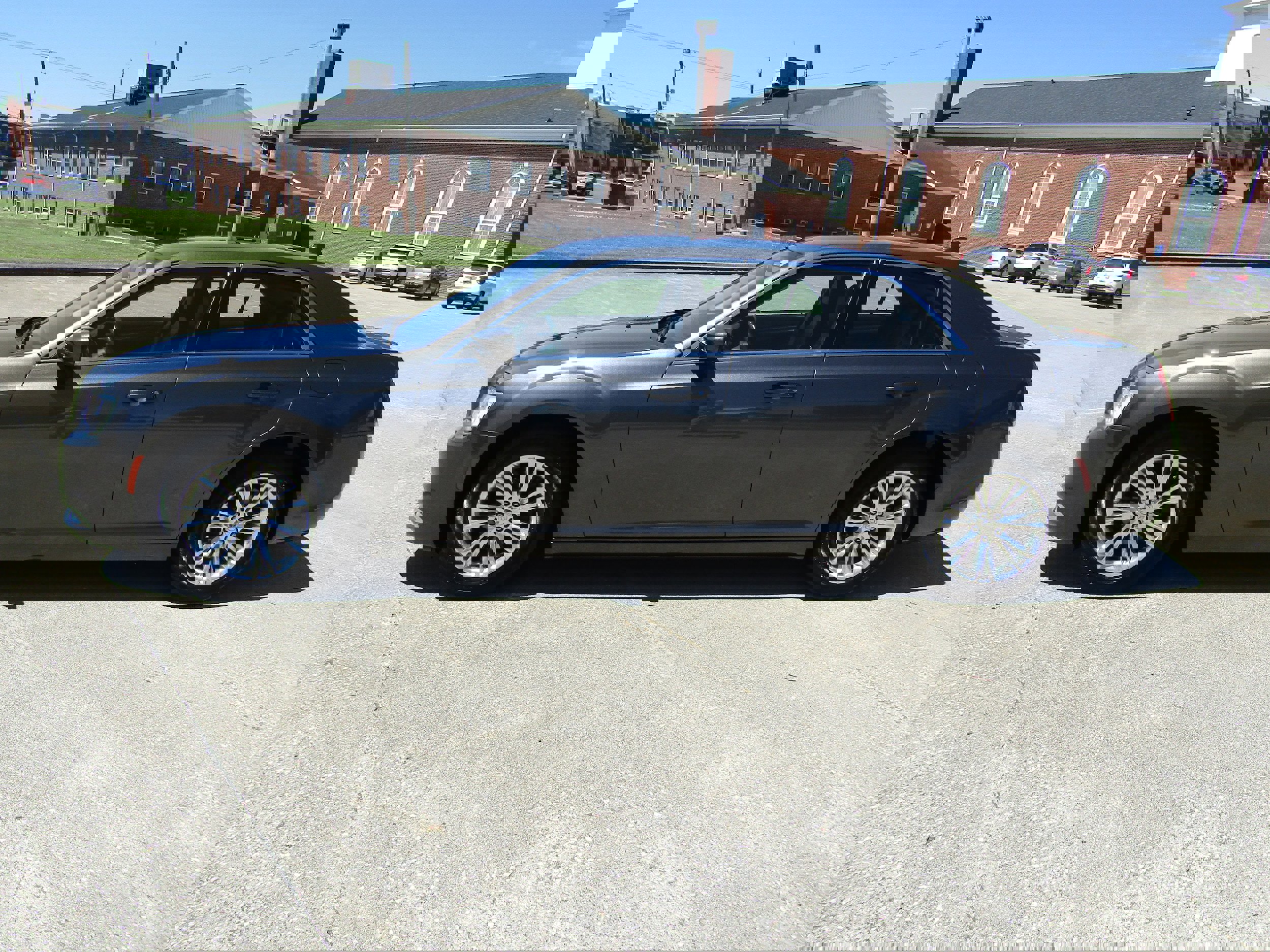 Used 2018 Chrysler 300 Touring w/ Driver Convenience Group image 6