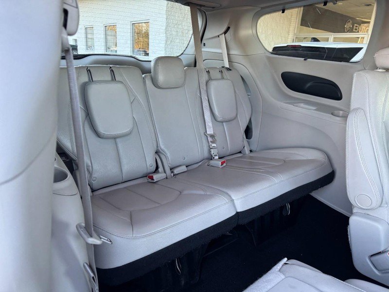 Used 2017 Chrysler Pacifica Touring-L image 14