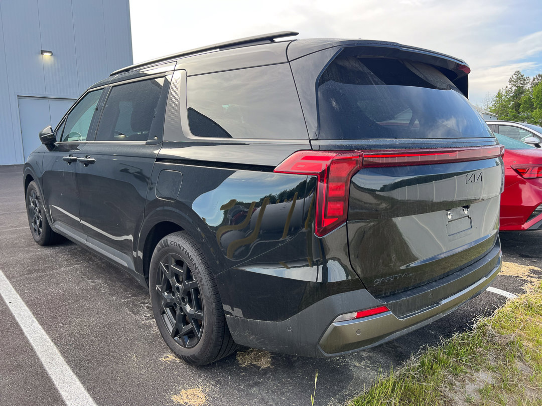 Used 2026 Kia Carnival SX w/ SX Dark Edition Package FWD image 3