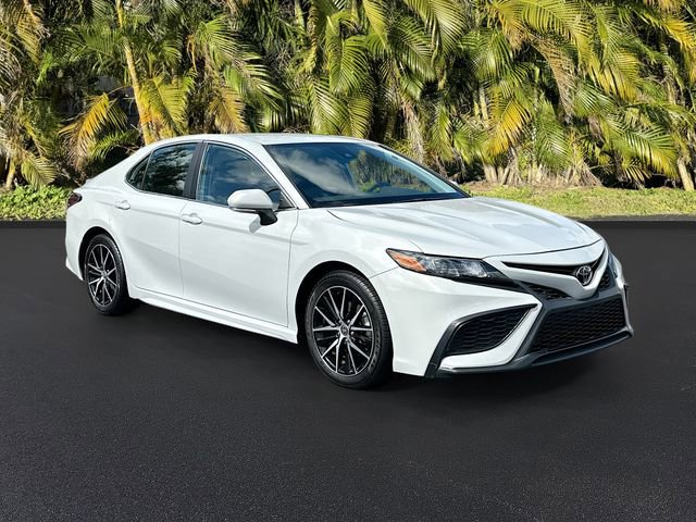 Used 2023 Toyota Camry SE image 2