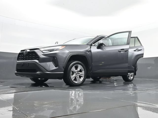 Used 2022 Toyota RAV4 XLE AWD/4WD image 30