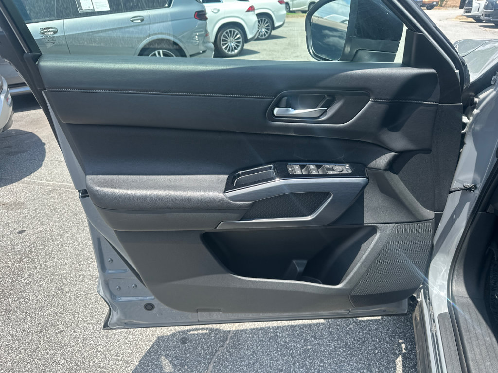 Used 2024 Nissan Pathfinder SL AWD/4WD image 10